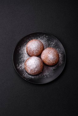 Koyu beton arkaplanda narenciye aromalı ev yapımı peynirli çörekler.