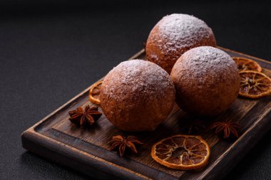 Koyu beton arkaplanda narenciye aromalı ev yapımı peynirli çörekler.