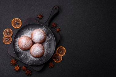 Koyu beton arkaplanda narenciye aromalı ev yapımı peynirli çörekler.