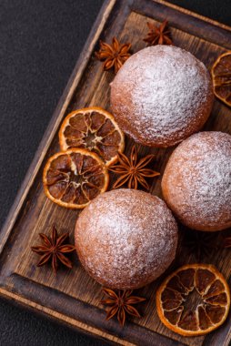 Koyu beton arkaplanda narenciye aromalı ev yapımı peynirli çörekler.