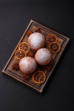 Koyu beton arkaplanda narenciye aromalı ev yapımı peynirli çörekler.