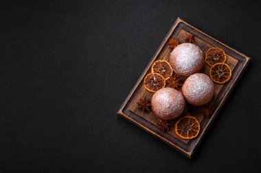 Koyu beton arkaplanda narenciye aromalı ev yapımı peynirli çörekler.