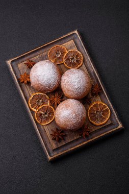 Koyu beton arkaplanda narenciye aromalı ev yapımı peynirli çörekler.