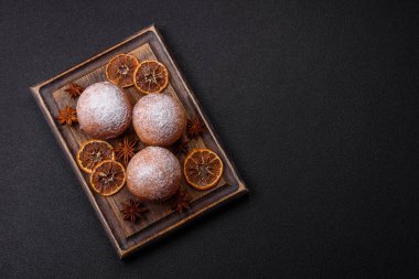 Koyu beton arkaplanda narenciye aromalı ev yapımı peynirli çörekler.