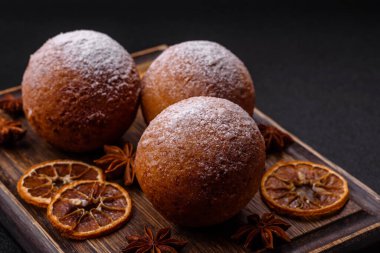 Koyu beton arkaplanda narenciye aromalı ev yapımı peynirli çörekler.