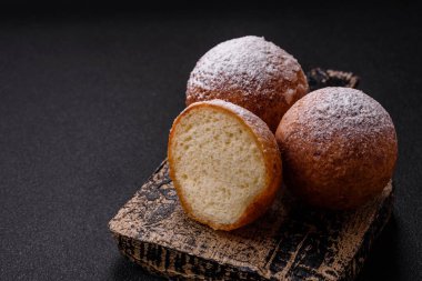 Koyu beton arkaplanda narenciye aromalı ev yapımı peynirli çörekler.