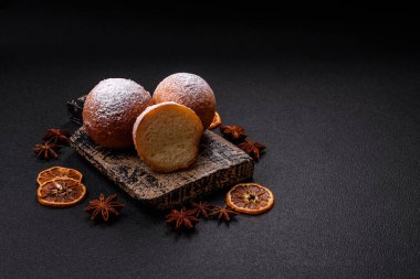 Koyu beton arkaplanda narenciye aromalı ev yapımı peynirli çörekler.