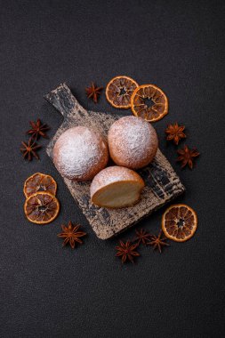 Koyu beton arkaplanda narenciye aromalı ev yapımı peynirli çörekler.