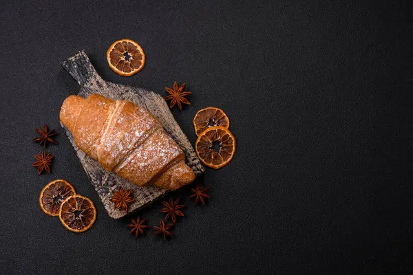 Lezzetli çıtır kruvasan, koyu beton arka planda çikolata dolgulu.