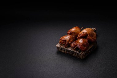 Tuzlu, baharatlı ve çimento kaplı sulu tavuk kebabı.