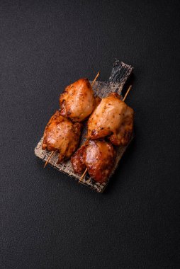 Tuzlu, baharatlı ve çimento kaplı sulu tavuk kebabı.