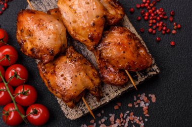 Tuzlu, baharatlı ve çimento kaplı sulu tavuk kebabı.