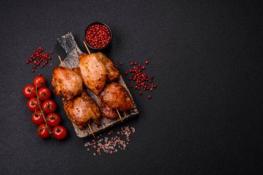 Tuzlu, baharatlı ve çimento kaplı sulu tavuk kebabı.