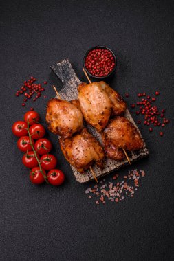 Tuzlu, baharatlı ve çimento kaplı sulu tavuk kebabı.