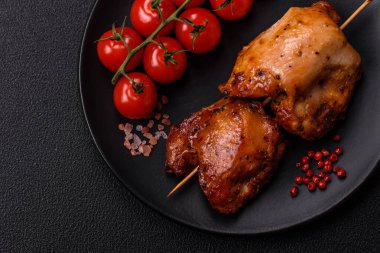 Tuzlu, baharatlı ve çimento kaplı sulu tavuk kebabı.