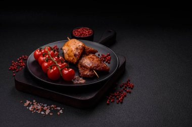 Tuzlu, baharatlı ve çimento kaplı sulu tavuk kebabı.