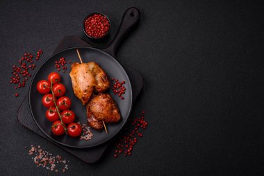 Tuzlu, baharatlı ve çimento kaplı sulu tavuk kebabı.