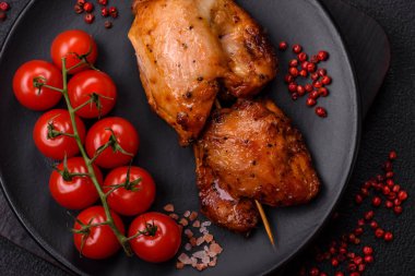 Tuzlu, baharatlı ve çimento kaplı sulu tavuk kebabı.