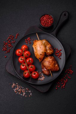 Tuzlu, baharatlı ve çimento kaplı sulu tavuk kebabı.