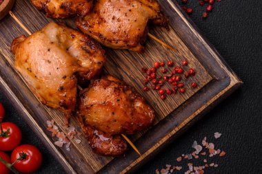 Tuzlu, baharatlı ve çimento kaplı sulu tavuk kebabı.