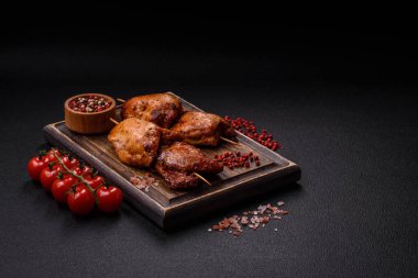 Tuzlu, baharatlı ve çimento kaplı sulu tavuk kebabı.