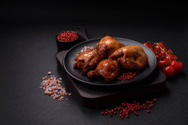 Tuzlu, baharatlı ve çimento kaplı sulu tavuk kebabı.