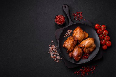 Tuzlu, baharatlı ve çimento kaplı sulu tavuk kebabı.