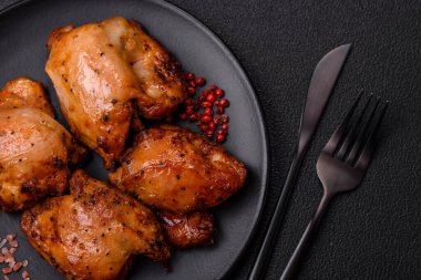 Tuzlu, baharatlı ve çimento kaplı sulu tavuk kebabı.