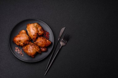 Tuzlu, baharatlı ve çimento kaplı sulu tavuk kebabı.