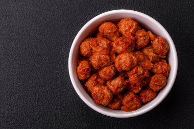 Vejetaryen ve vejetaryenlerin yerine domates soslu, tuzlu ve baharatlı lezzetli soya eti.