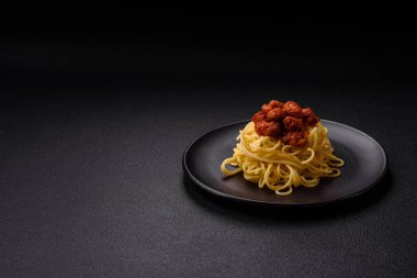 Vejetaryenlerin ve vejetaryenlerin yerine domates soslu, tuzlu ve baharatlı soya etiyle lezzetli bir macun.