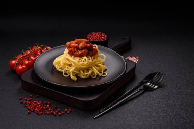 Vejetaryenlerin ve vejetaryenlerin yerine domates soslu, tuzlu ve baharatlı soya etiyle lezzetli bir macun.