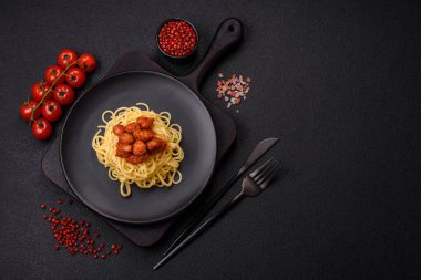 Vejetaryenlerin ve vejetaryenlerin yerine domates soslu, tuzlu ve baharatlı soya etiyle lezzetli bir macun.