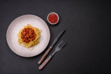 Vejetaryenlerin ve vejetaryenlerin yerine domates soslu, tuzlu ve baharatlı soya etiyle lezzetli bir macun.