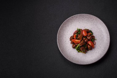 Etten, ıspanaktan, domatesten, tuzdan, baharattan ve ottan oluşan lezzetli, ılık bir salata.