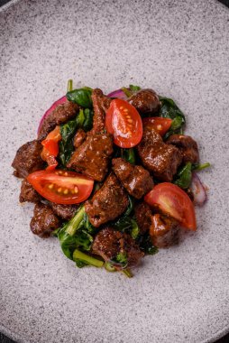 Etten, ıspanaktan, domatesten, tuzdan, baharattan ve ottan oluşan lezzetli, ılık bir salata.