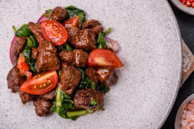 Etten, ıspanaktan, domatesten, tuzdan, baharattan ve ottan oluşan lezzetli, ılık bir salata.