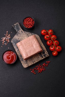 Lezzetli, tuzlu, baharatlı ve çimento kaplı pembe jambon.