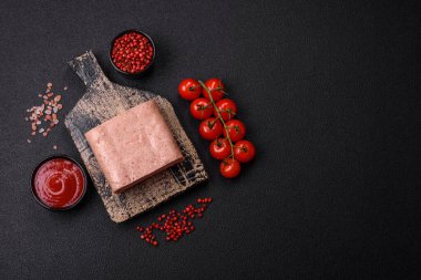 Lezzetli, tuzlu, baharatlı ve çimento kaplı pembe jambon.