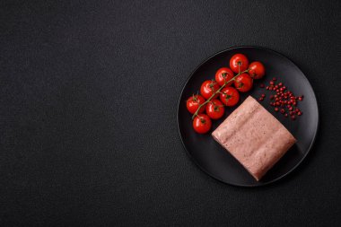 Lezzetli, tuzlu, baharatlı ve çimento kaplı pembe jambon.