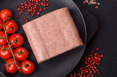 Lezzetli, tuzlu, baharatlı ve çimento kaplı pembe jambon.