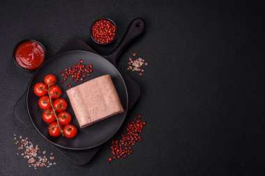 Lezzetli, tuzlu, baharatlı ve çimento kaplı pembe jambon.