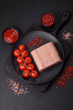 Lezzetli, tuzlu, baharatlı ve çimento kaplı pembe jambon.