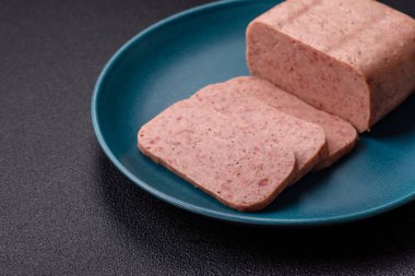 Lezzetli, tuzlu, baharatlı ve çimento kaplı pembe jambon.