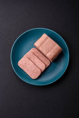 Lezzetli, tuzlu, baharatlı ve çimento kaplı pembe jambon.