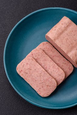 Lezzetli, tuzlu, baharatlı ve çimento kaplı pembe jambon.