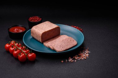 Lezzetli, tuzlu, baharatlı ve çimento kaplı pembe jambon.