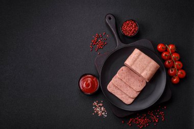 Lezzetli, tuzlu, baharatlı ve çimento kaplı pembe jambon.