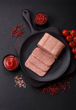 Lezzetli, tuzlu, baharatlı ve çimento kaplı pembe jambon.