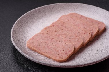 Lezzetli, tuzlu, baharatlı ve çimento kaplı pembe jambon.